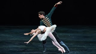 Swan Lake – Act II pas de deux Francesca Hayward Cesar Corrales The Royal Ballet [upl. by Tuneberg]