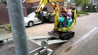 jongen op minigraver yanmar sv 08 [upl. by Onaicilef253]